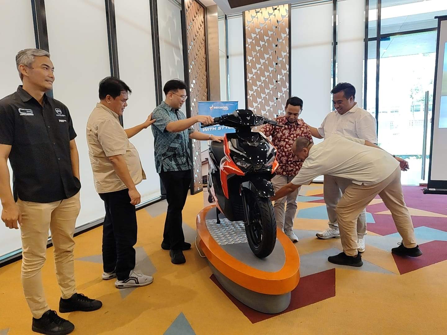 “Surabaya merupakan pasar dengan potensi besar, didorong oleh pertumbuhan pengguna motor listrik yang semakin meningkat setiap tahunnya.