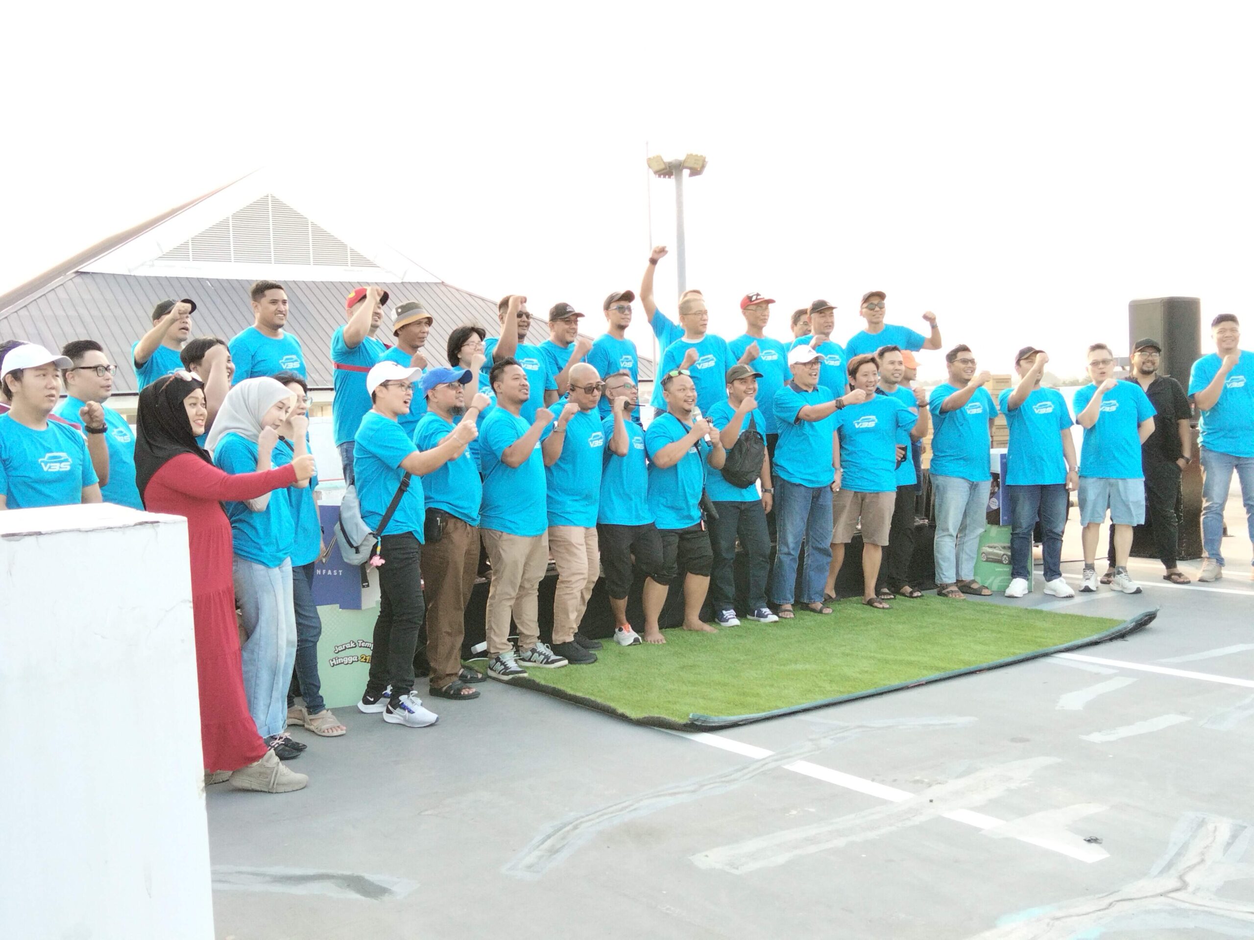 Puluhan pegiat otomotif berkumpul dalam balutan acara bertajuk Sunset Rooftop Car Meet with VF3 dengan slogan khas "Parkir Dulu Ngobrol Kemudian"