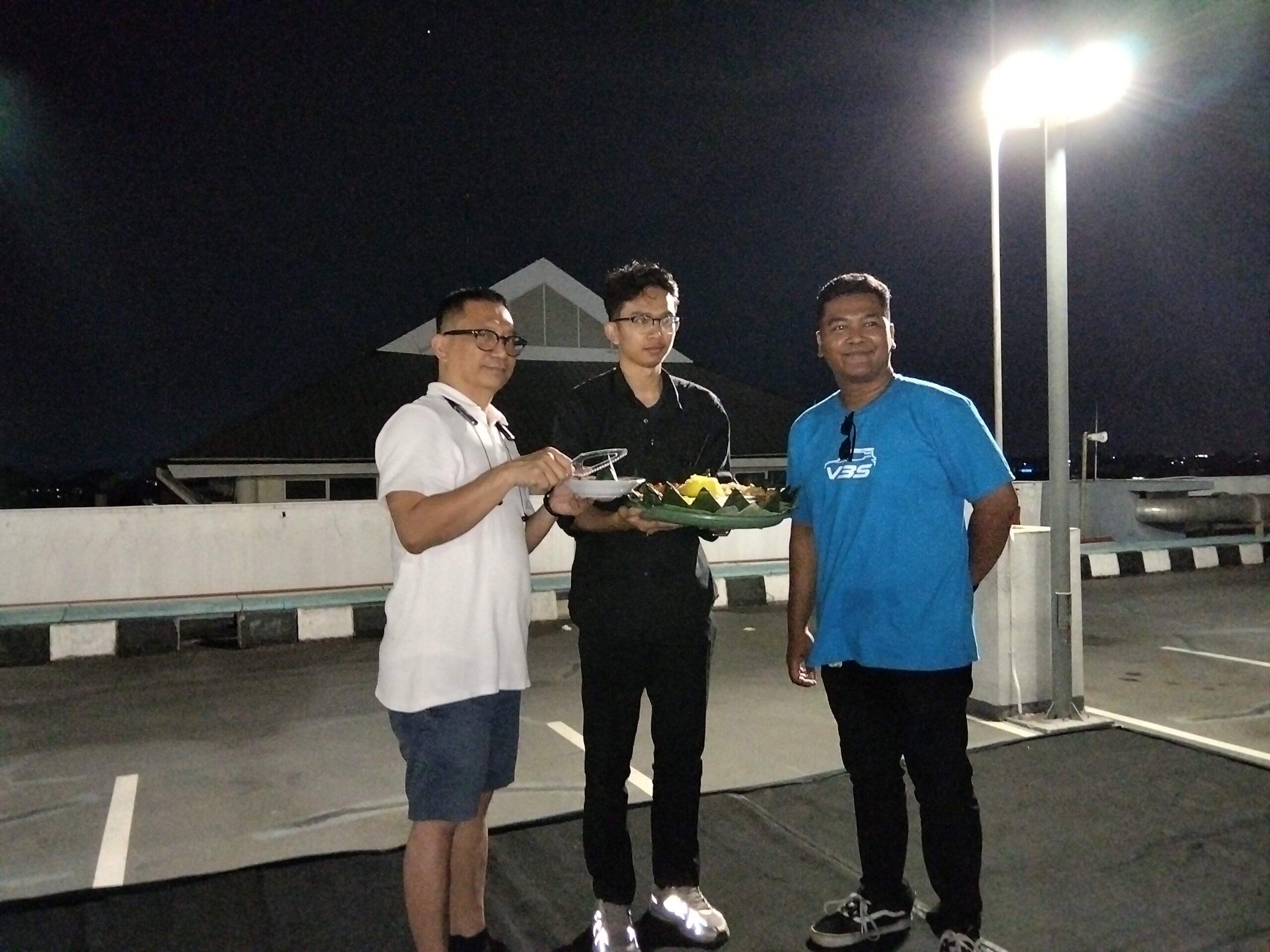 Potong tumpeng mengawali kebersamaan deklarasi dimalam itu (17/07/2026)