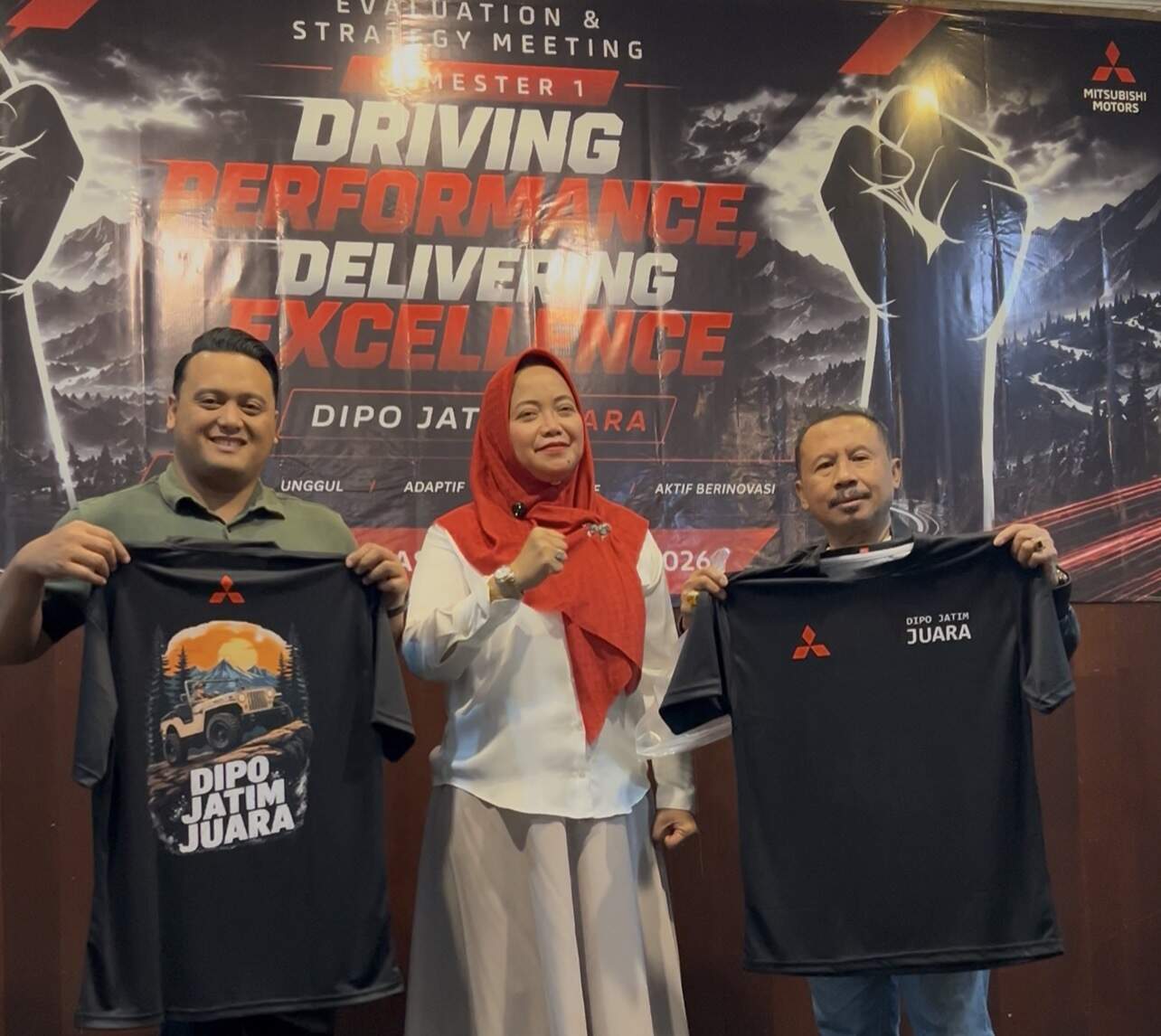 Puncak keakraban semakin terasa ketika rombongan melaksanakan agenda Willis Rolling dengan menggunakan sepuluh unit kendaraan mobil Wilis besutan GARAGE RAJAWALI (GR) menuju destinasi ikonik Air Terjun Dlundung.