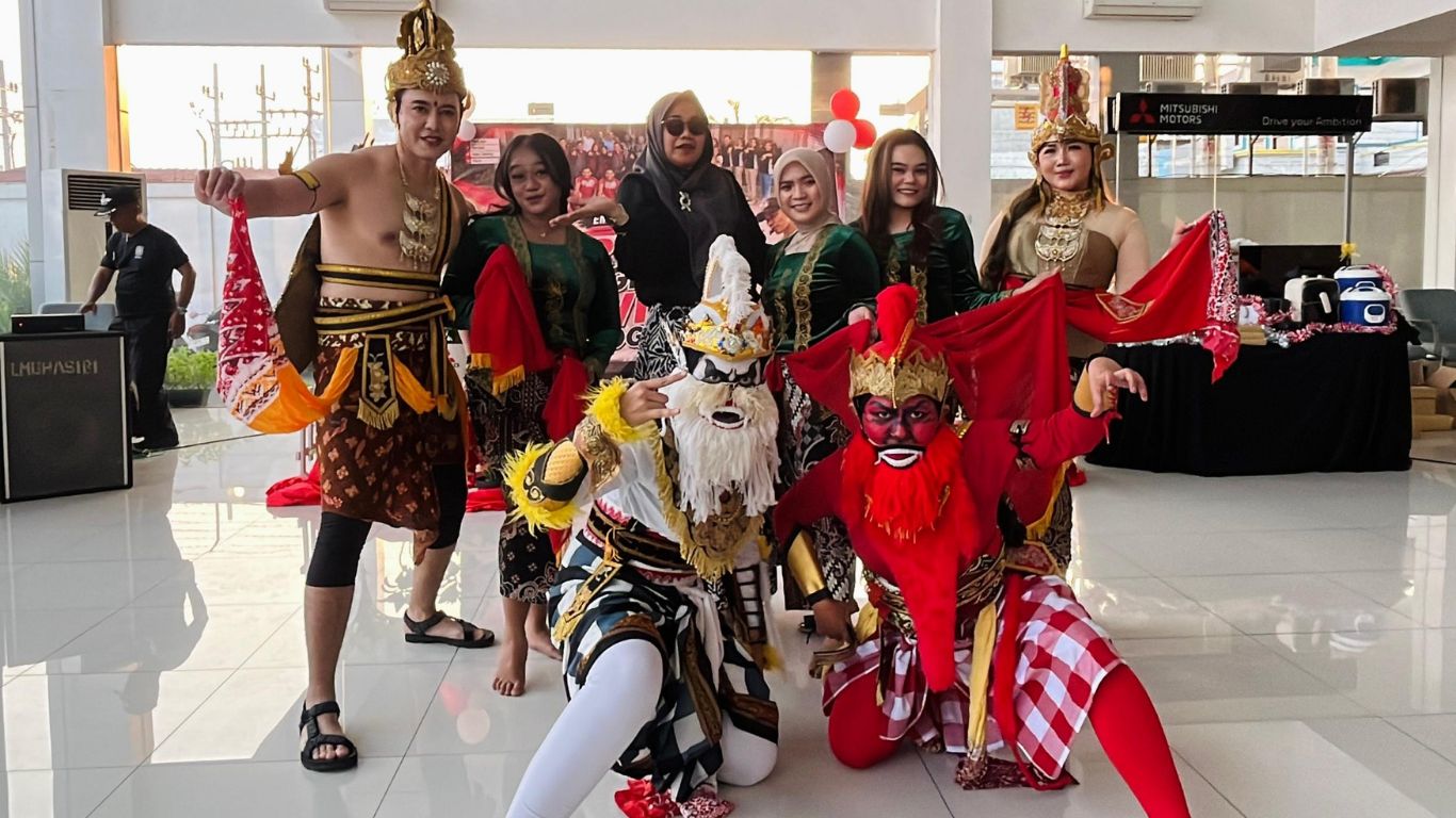 Performa tim sales dengan kostum ikonik yang bikin acara semakin seru